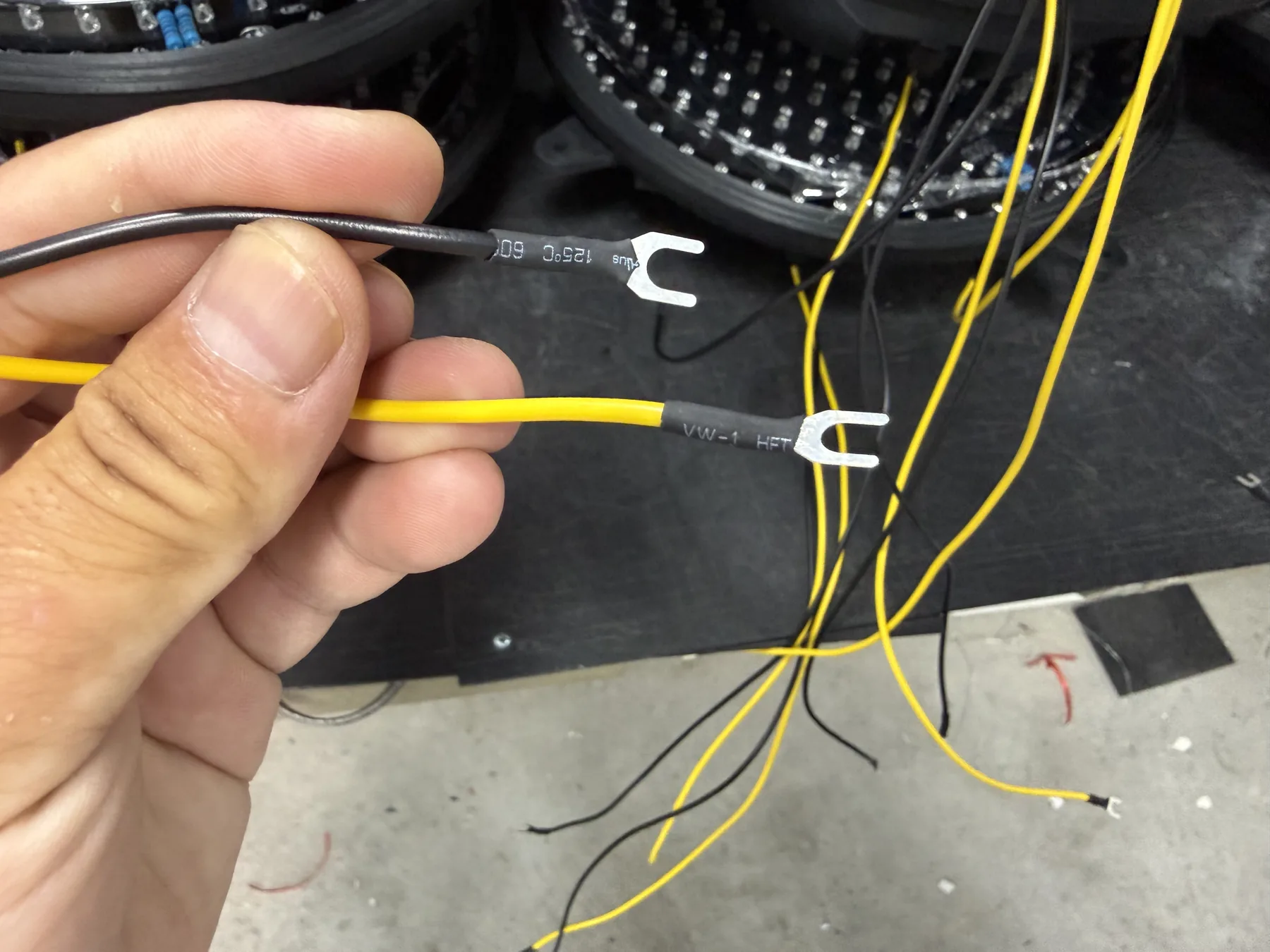 Fork terminals and insulated leads prepared for 300mm LED traffic light modules